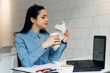 Kahve molası için dinlenme dizüstü bilgisayar ile iş kız