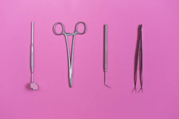 Un sacco di strumenti dentali sono sul tavolo — Foto Stock