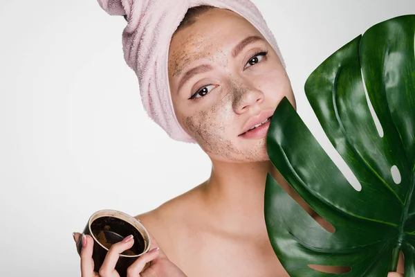 Mladá dívka se stará o kůži obličeje s pomocí krému — Stock fotografie