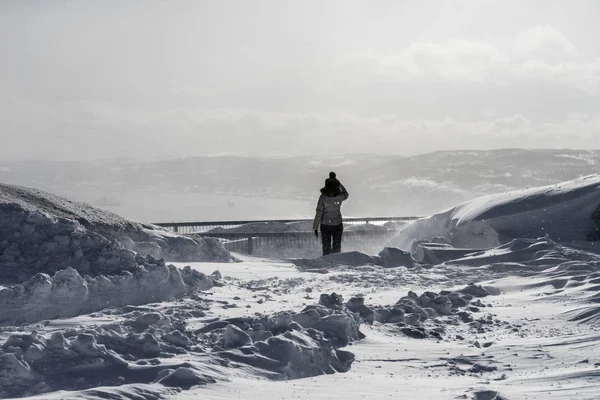 Flicka turist i vinter hatt mot bakgrund av snötäckt natur — Stockfoto