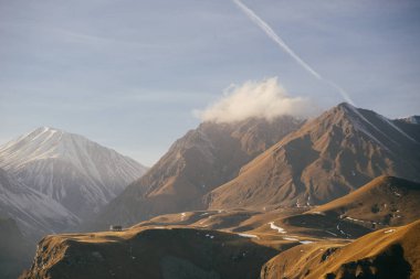 güneşli bir günde yüksek karla kaplı dağlar