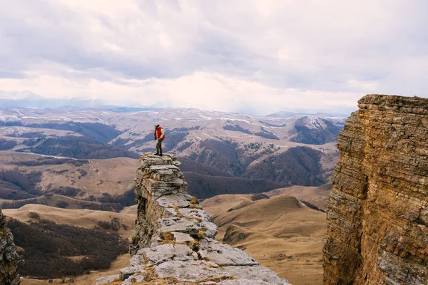 Yüksek dağlar arka planda genç turist adam — Stok fotoğraf
