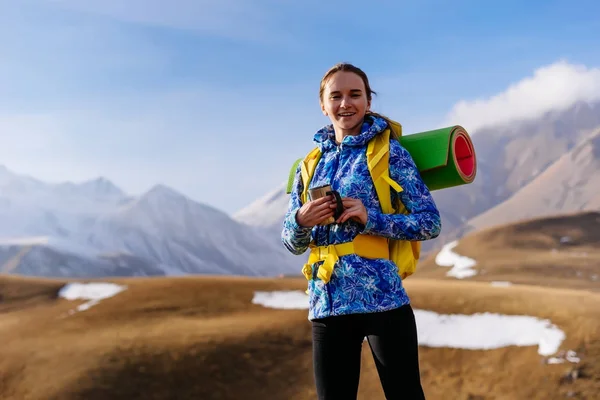 Młody turysta szczęśliwy dziewczyna na tle wysokich gór — Zdjęcie stockowe