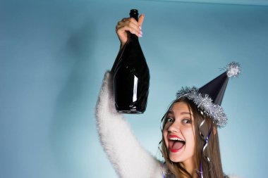 mutlu genç kız, bir şişe şampanya tutan 2018 yeni yıl kutlama ve gülüyor