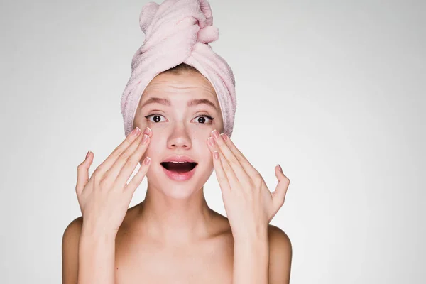 Szczęśliwa dziewczyna z ręcznikiem na głowie po procedury oczyszczanie skóry — Zdjęcie stockowe
