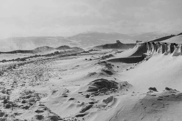 Inverno, montanhas nevadas em um dia frio — Fotografia de Stock