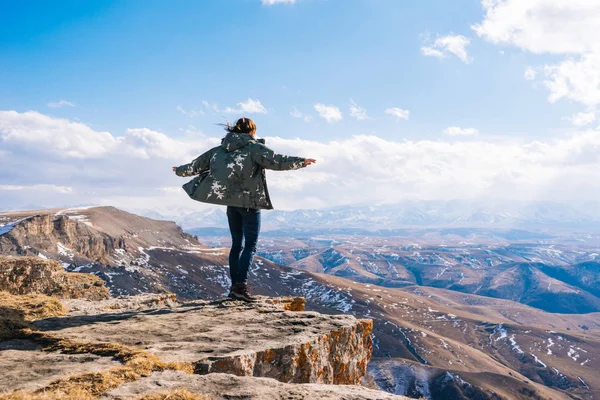 Joven turista de pie en una alta montaña en un día soleado —  Fotos de Stock