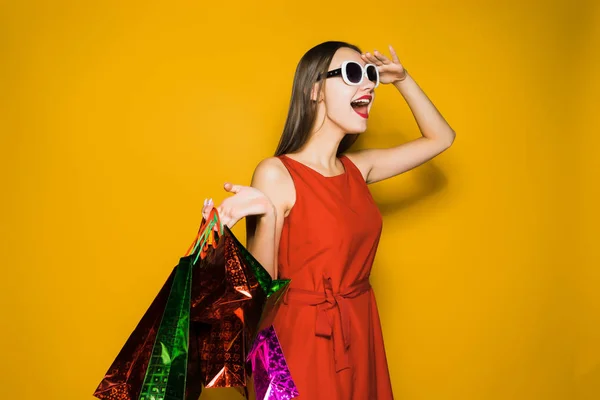행복 한 젊은 여자 쇼핑 선글라스에 본 큰 할인 — 스톡 사진