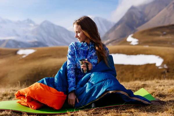 Красива дівчина, турист сидить на тлі високих гір — стокове фото