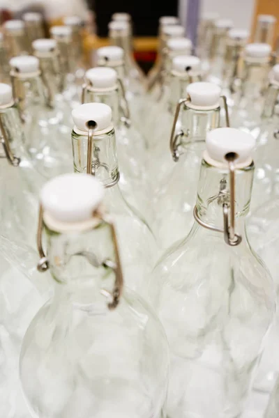 Ensemble de bouteilles en verre vides avec croûte — Photo