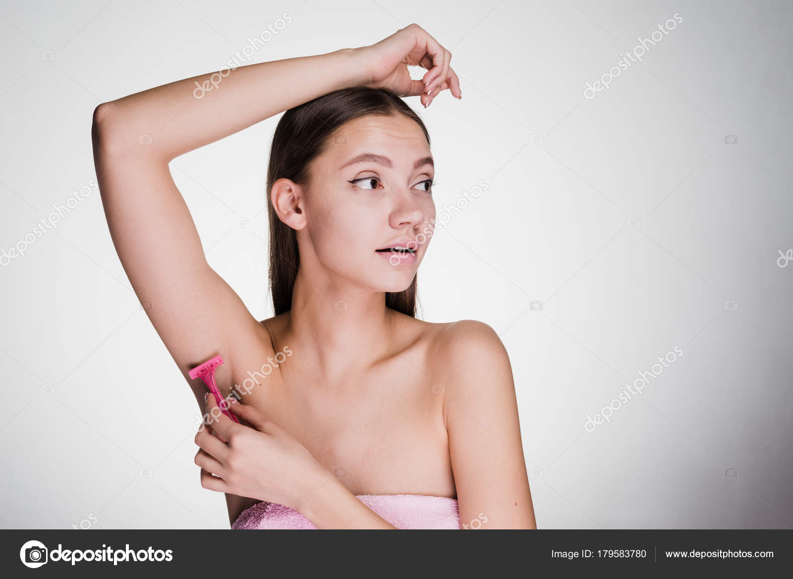 achselhaare Süßes junges Mädchen rasiert sich die Achselhaare mit einem Rasiermesser –  Stockfoto © mne_len #179583780
