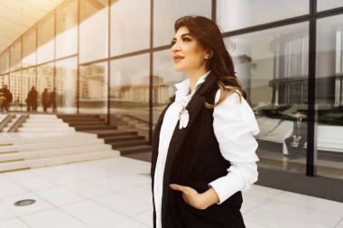 güzel kadın beyaz bir gömlek uzağa arıyorsunuz