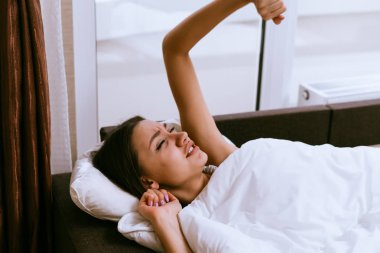 genç kız yatakta pencere arka plan üzerinde yalan germe