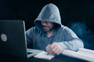 Deneyimli bir hacker bir laptop hacking