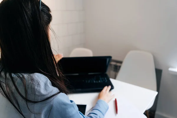 Giovane ragazza seduta al computer portatile mentre pranza — Foto Stock