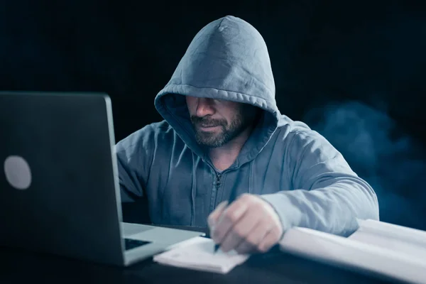 Um hacker experiente está invadindo um laptop — Fotografia de Stock