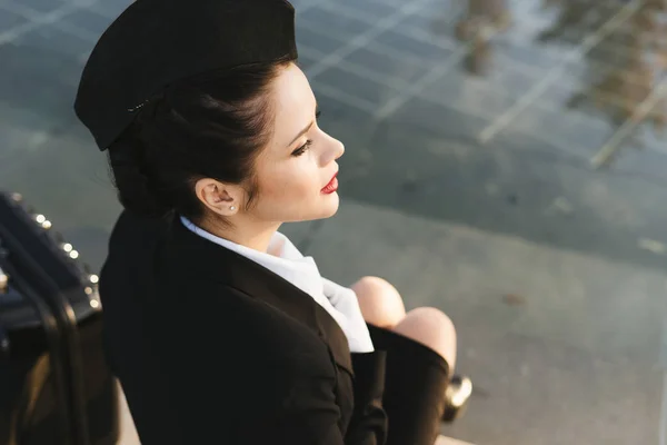 Giovane hostess ragazza si sta preparando per il prossimo volo — Foto Stock