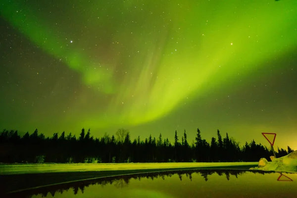Luces boreales, Aurora boreal, verde, púrpura, azul, estrellas. Polo Norte, Islandia, Rusia — Foto de Stock