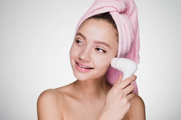 Giovane ragazza con un asciugamano sulla testa pulisce il viso — Foto Stock