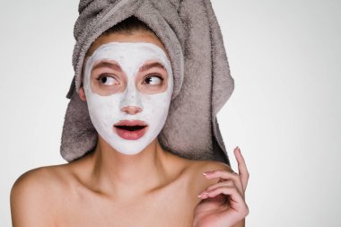 Kafasındaki bir havlu ile kız maske yüzünde koydu.