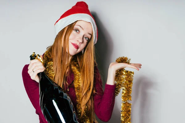 Молода дівчина в новорічному костюмі тримає пляшку в руках — стокове фото