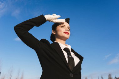 Genç bir kız bir askeri tebrik gerçekleştirir