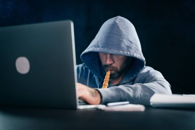 bir nargile sigara bir dizüstü bilgisayar bir genç hacker adam oturur