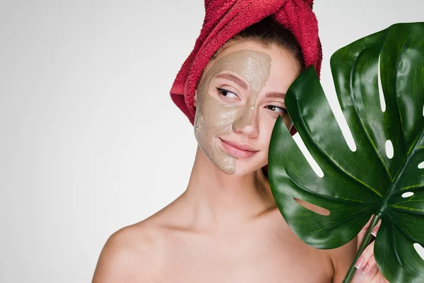 Giovane ragazza sorridente con maschera beige sul viso — Foto Stock