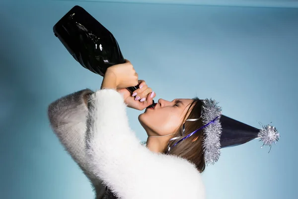 Chica joven divirtiéndose en una fiesta de Año Nuevo beber champán — Foto de Stock