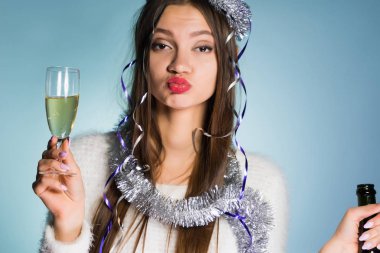 Sarhoş kız şapka şenlikli bir kadeh şampanya onun elinde tutar.