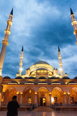 adam standları ve camide görünüyor