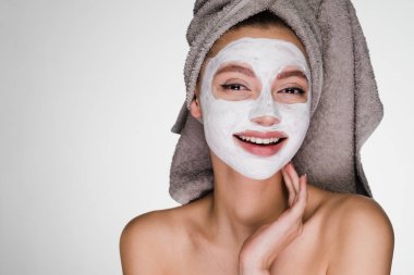 gülümsediğini yüz üzerinde beyaz bir maske ile genç kız