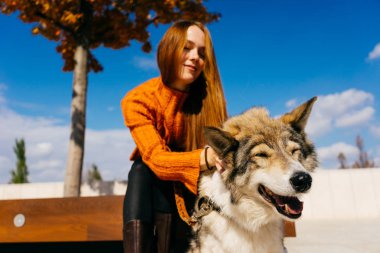 Genç kız ile onun köpek parkta yürüyüş