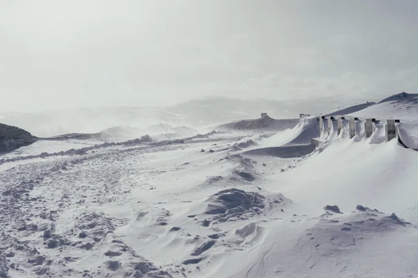 Snötäckt bergslandskap i snöstorm — Stockfoto