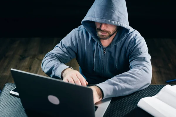 Doświadczonych hakerów, działa za laptopa, patrząc z bliska na ekranie — Zdjęcie stockowe