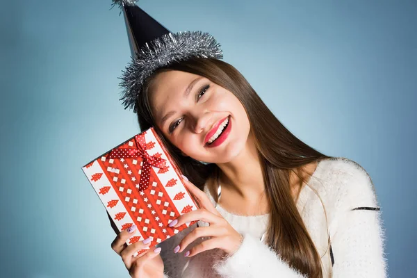 Een jong meisje is blij met haar nieuwe jaar cadeau — Stockfoto