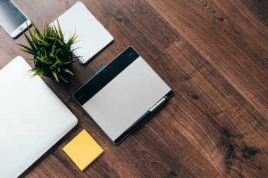 Laptop tasarım aksesuar ahşap bir masa üzerinde çalışmak için