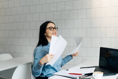 Office belgeleri bir sürü kadar yan yatan genç kız