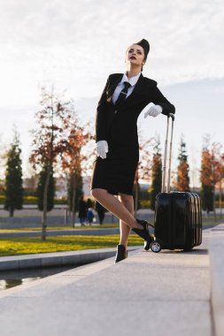 üniformayı bavulla ikindilerde arıyorum güzel hostes kız