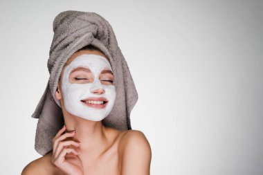 Beyaz arka plan üzerinde beyaz maske yüz ile gülümseyen genç kız