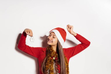 bir yeni yıl partide eğleniyor beyaz zemin üzerine genç kız