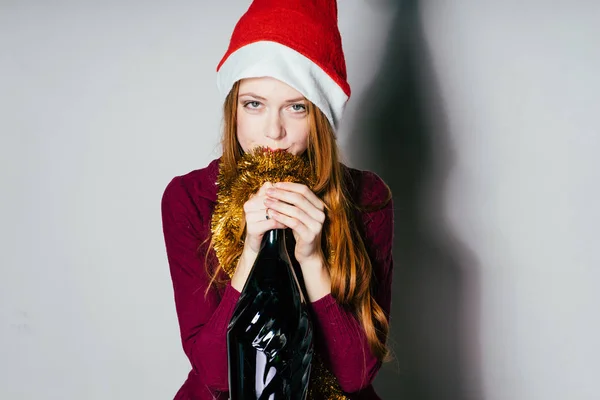 Молода дівчина в новорічному костюмі тримає шампанське в руках — стокове фото