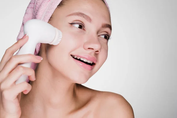 Giovane ragazza con asciugamano sul viso pulisce sorridente — Foto Stock