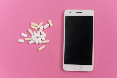 çok fazla hap yalan telefon yanında pembe tablo