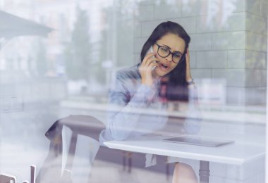 kötü haber yüzünden üzgün ofiste gözlüklü kız