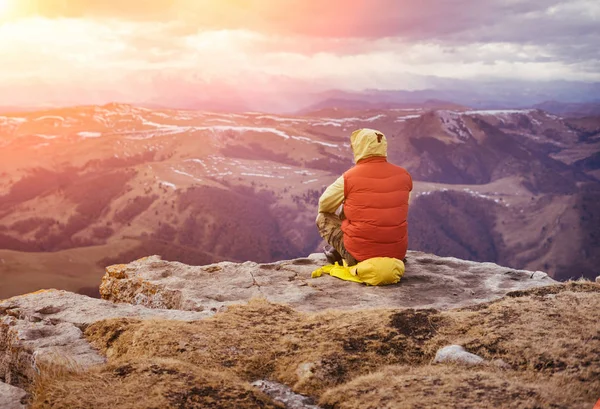 Chico turista viendo el atardecer en las montañas —  Fotos de Stock