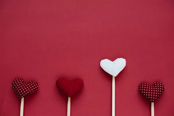Corazones rojos y blancos en línea como fondo para el día de San Valentín — Foto de Stock