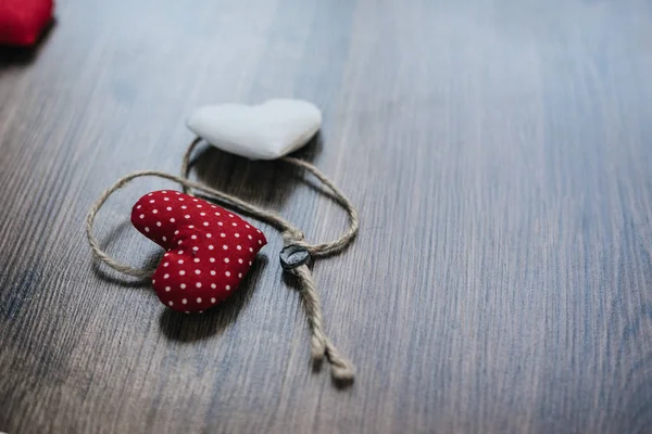 Dwa serca ręcznie wykonane zakochują się w sobie, jako tło, na Walentynki — Zdjęcie stockowe