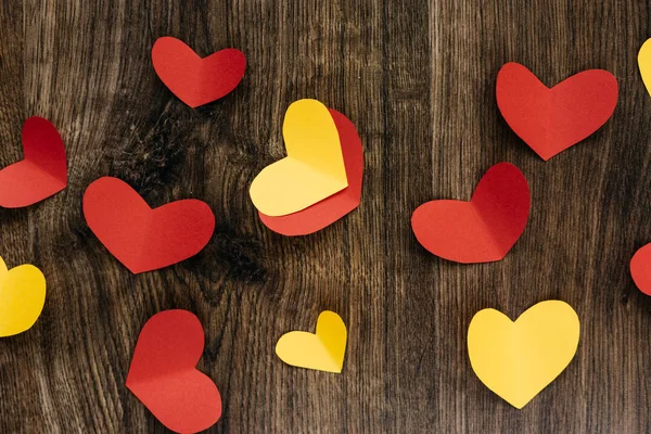 ウッド テクスチャにバレンタインデーの背景、赤と黄色ハート — ストック写真