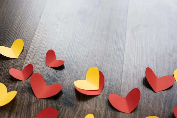 ウッド テクスチャにバレンタインデーの背景、赤と黄色ハート — ストック写真